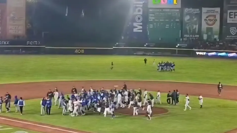 Pericos y Olmecas protagonizaron una pelea | @EsImagen