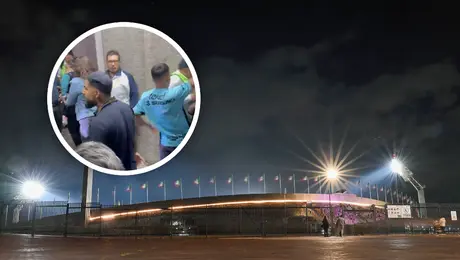 Aficionados agreden a policías y elementos de protección civil en el Pumas vs América Femenil