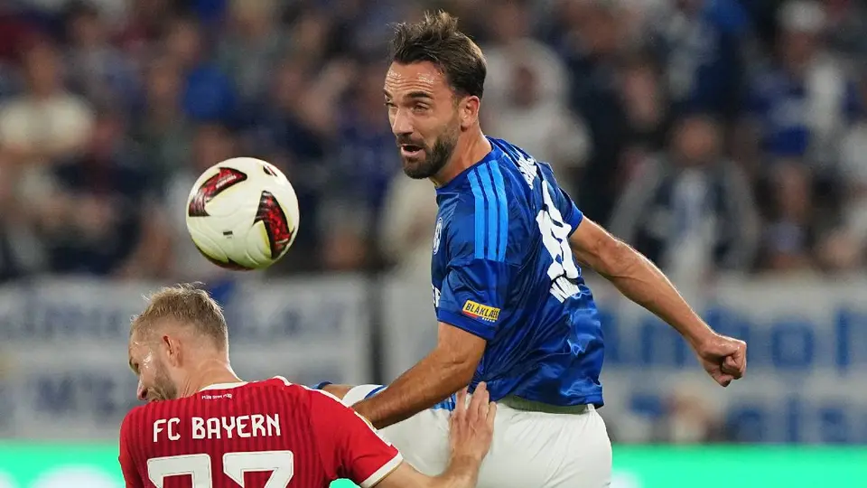 Kenan Karaman del Schalke, derecha, y Konrad Laimer | AP