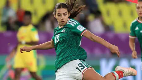 Le pegan con un jersey en el rostro: Montse Saldívar reacciona y abandona a la afición