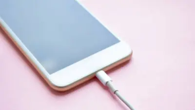 ¿Se puede cargar un celular con otro? Este es el método que se volvió viral
