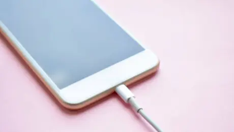 ¿Se puede cargar un celular con otro? Este es el método que se volvió viral