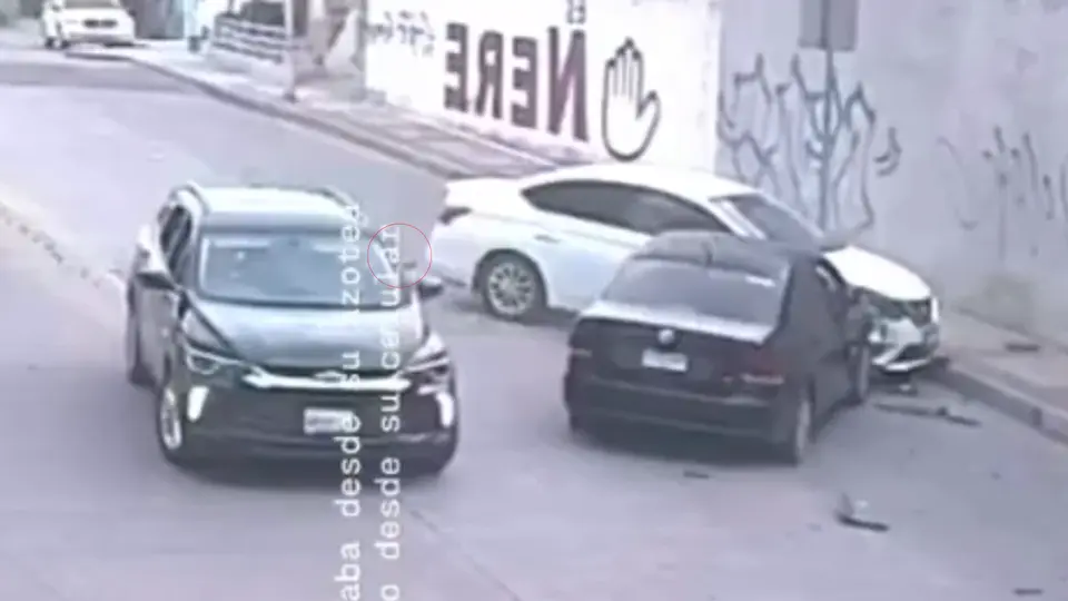 Una cámara de seguridad captó el momento de la agresión contra los dos hombres / Captura de pantalla