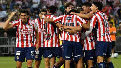 Penal polémico y bronca incluida, Chivas se impone a América en el Clásico Nacional amistoso