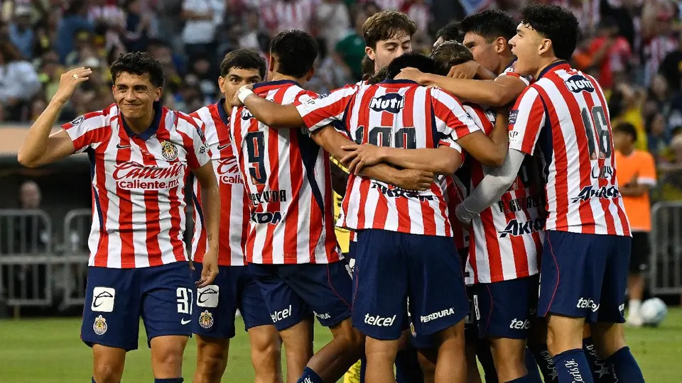 Penal polémico y bronca incluida, Chivas se impone a América en el Clásico Nacional amistoso