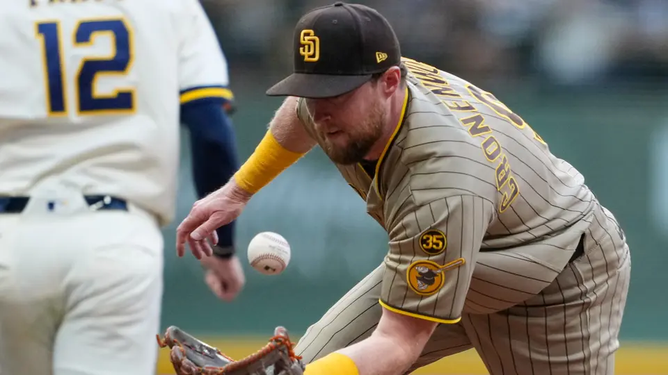 Jake Cronenworth no puede quedarse con una bola dentro del juego | AP