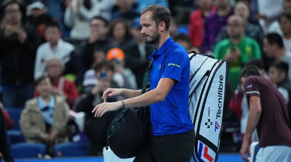 Daniil Medvédev sale preocupado por golpear al aficionado | AP