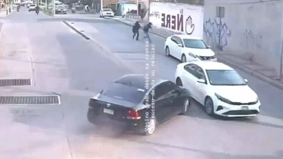 Los presuntos agresores se aproximaron al vehículo y realizaron varios disparos / Captura de pantalla