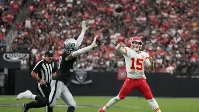 Chiefs vencen a Raiders para ponerse 4-0 con Mahomes y Walker III