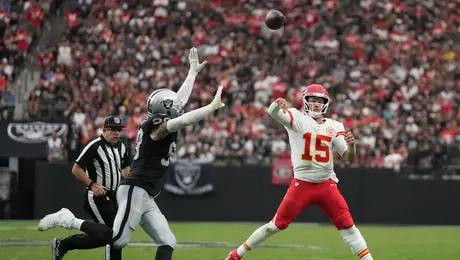 Chiefs vencen a Raiders para ponerse 4-0 con Mahomes y Walker III