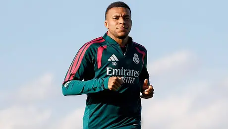 ¡Mbappé cambia el futbol por la NFL! La estrella del Real Madrid sorprende jugando futbol americano con Bijan Robinson