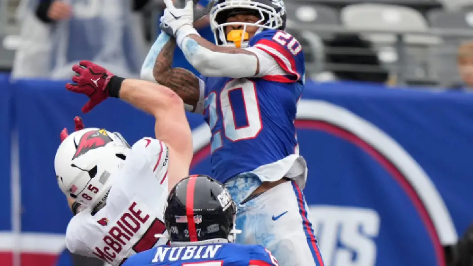 Trey McBride, ala cerrada de los Arizona Cardinals, en partido ante New York Giants | AP