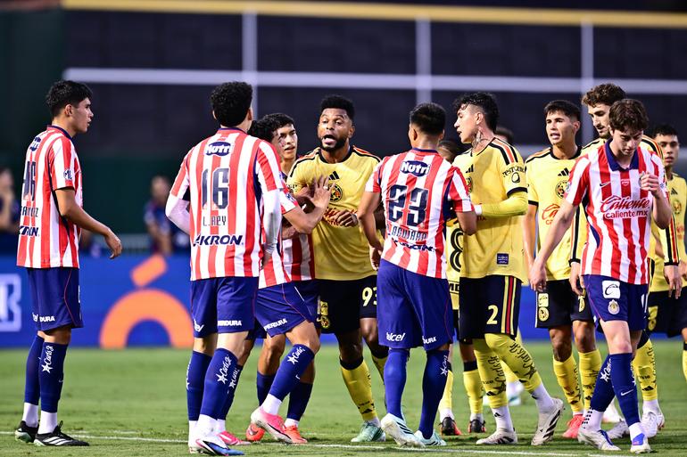 Jugadores de América y Chivas discutiendo l MEXSPORT