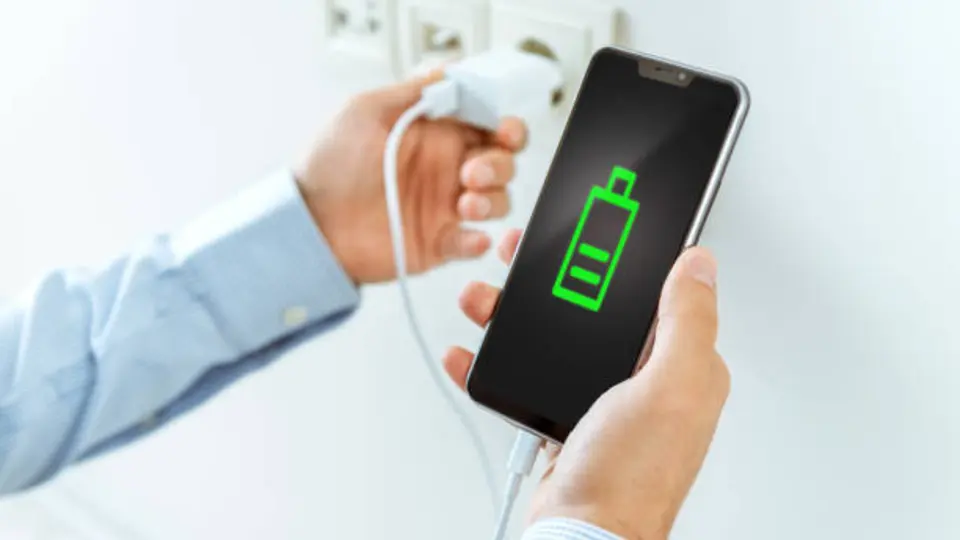 La función de carga inversa puede ser una alternativa cuando el celular está a punto de quedarse sin batería / Pixabay