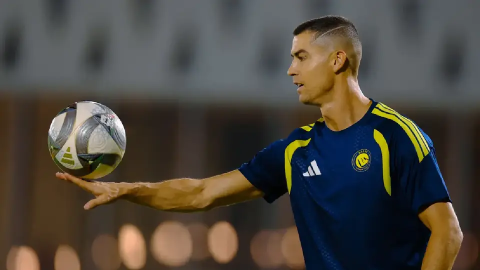 Cristiano Ronaldo regresa al Al-Nassr tras polémica con Portugal y sorprende con cambio de look