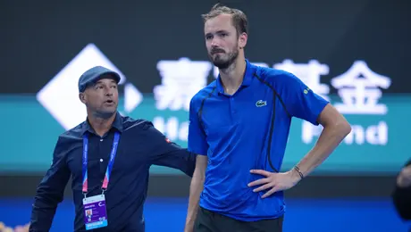 VIDEO: Daniil Medvédev da pelotazo a aficionado durante partido y recibe una implacable sanción