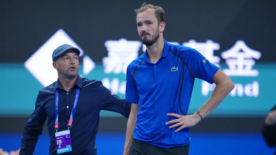 VIDEO: Daniil Medvédev da pelotazo a aficionado durante partido y recibe una implacable sanción