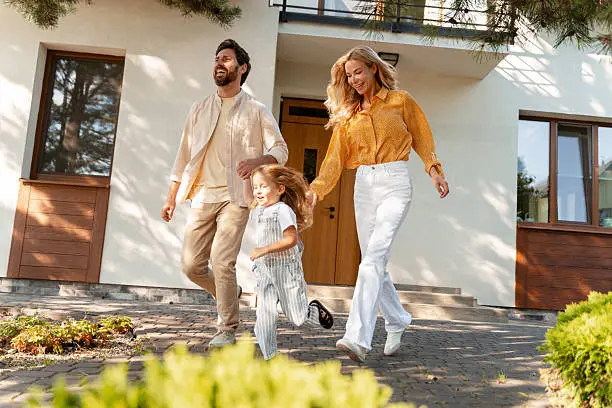 Algunos seguros protegen muebles, electrodomésticos y otros bienes dentro del hogar./istock