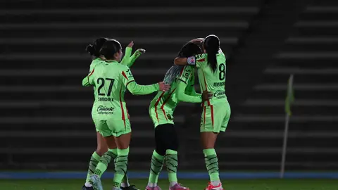Jugadoras de FC Juárez felicitan a Dayana Martin por su gol ante América | IMAGO 7