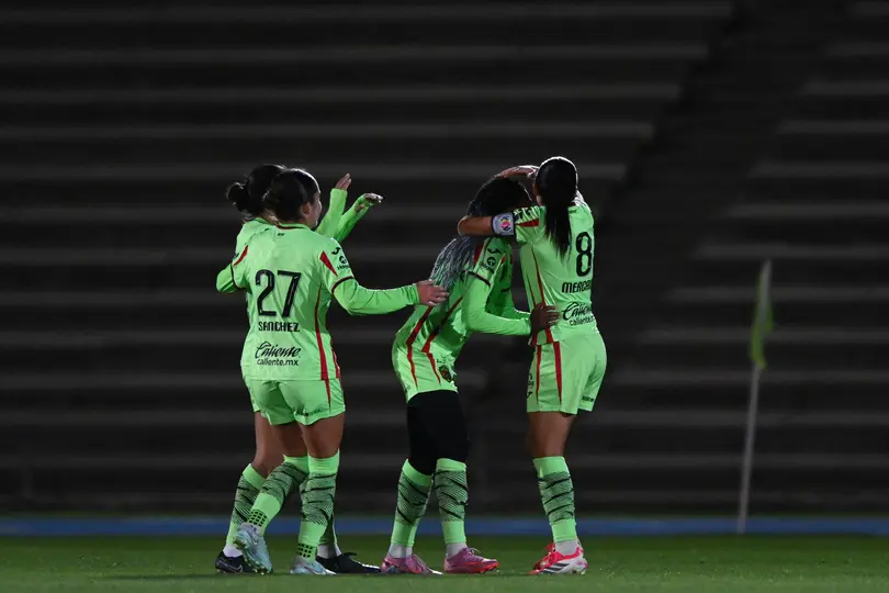 Jugadoras de FC Juárez felicitan a Dayana Martin por su gol ante América | IMAGO 7