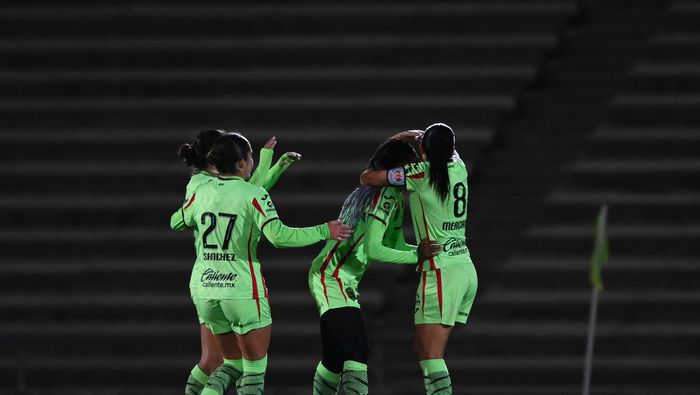 Jugadoras de FC Juárez felicitan a Dayana Martin por su gol ante América | IMAGO 7