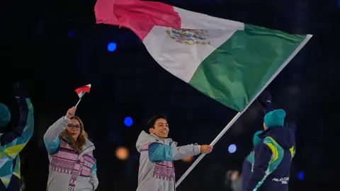 Donovan Carrillo con bandera mexicana | AP