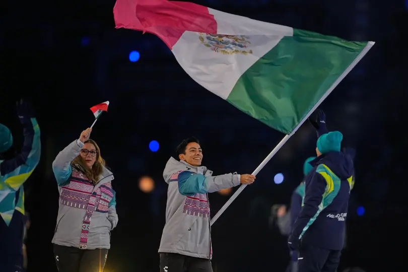 Donovan Carrillo con bandera mexicana | AP