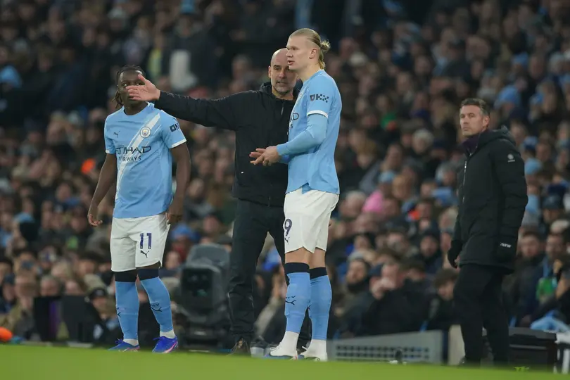 Erling Haaland recibiendo indicaciones de Pep Guardiola | AP