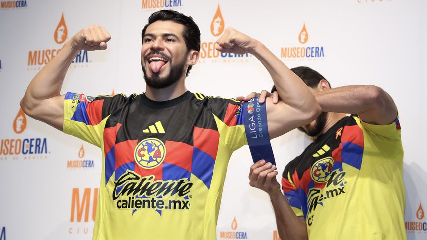 Henry Martin le coloca el brazalete de capitán a su figura de cera | GINA SÁNCHEZ