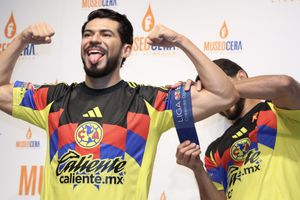 Henry Martin le coloca el brazalete de capitán a su figura de cera | GINA SÁNCHEZ