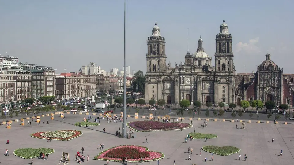 Zócalo CDMX se llenará con más de 10 mil flores: Así será el Jardín del Buen Amor