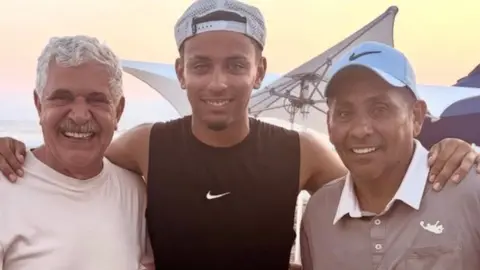 Antonio Campos con su papá y Ricardo Ferretti | X: @record_mexico