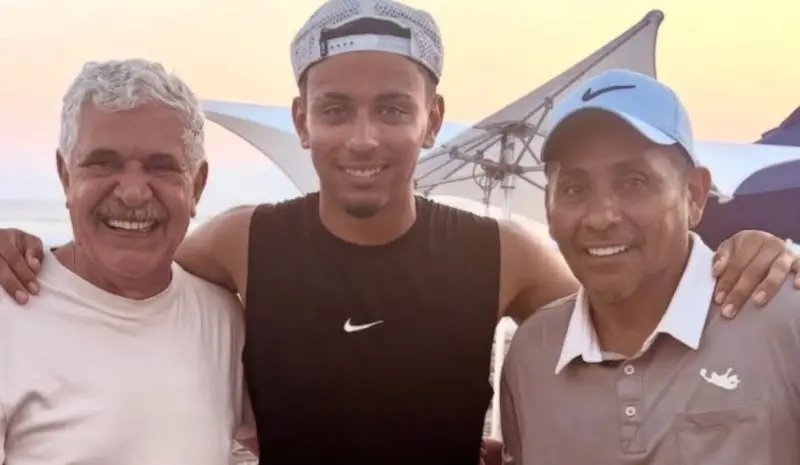 Antonio Campos con su papá y Ricardo Ferretti | X: @record_mexico