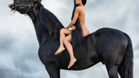 Bianca Censori asegura estar enamorada de Kanye West y por eso se casó / IG: @vanityfair