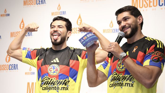 Henry Martin con su figura de cera | GINA SÁNCHEZ