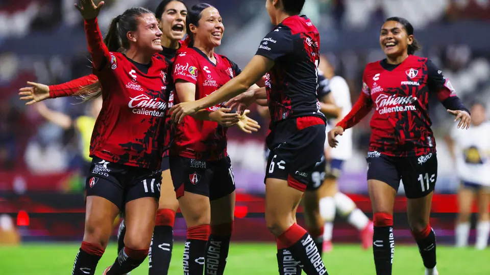 Victoria Acevedo celebra con sus compañeras en la victoria de Atlas contra Pumas | IMAGO 7