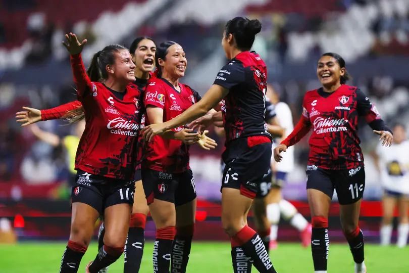 Victoria Acevedo celebra con sus compañeras en la victoria de Atlas contra Pumas | IMAGO 7