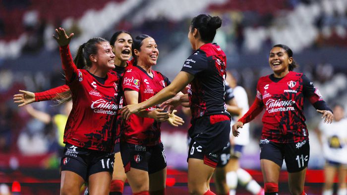 Victoria Acevedo celebra con sus compañeras en la victoria de Atlas contra Pumas | IMAGO 7