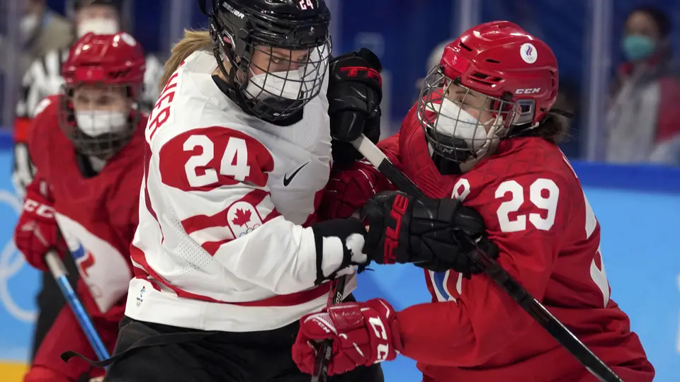 Natalie Spooner, de Canadá, durante un partido de hockey en los Juegos Olímpicos de Invierno de 2022 | AP