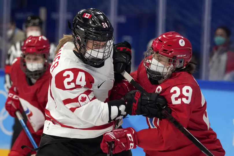 Natalie Spooner, de Canadá, durante un partido de hockey en los Juegos Olímpicos de Invierno de 2022 | AP