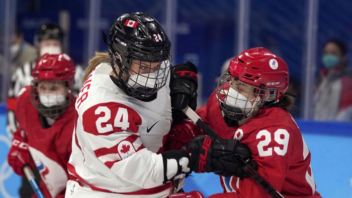 Natalie Spooner, de Canadá, durante un partido de hockey en los Juegos Olímpicos de Invierno de 2022 | AP