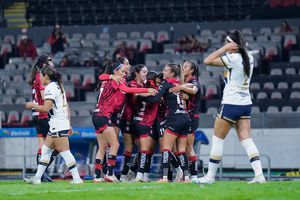 Jugadoras de Atlas celebran en la victoria contra Pumas en el Estadio Jalisco | IMAGO 7