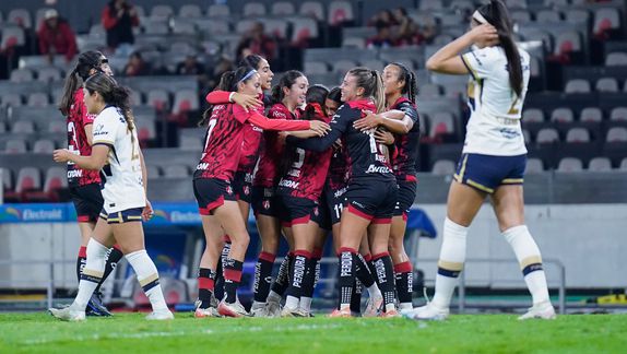 Jugadoras de Atlas celebran en la victoria contra Pumas en el Estadio Jalisco | IMAGO 7