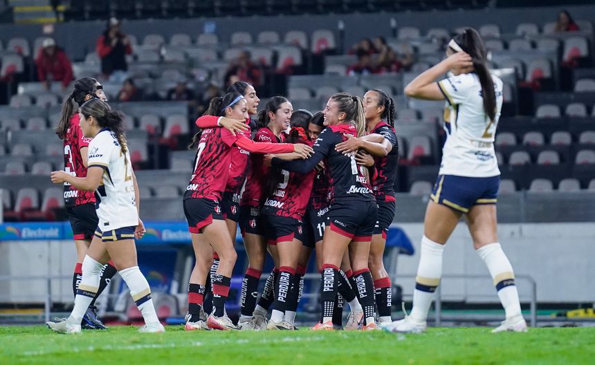 Jugadoras de Atlas celebran en la victoria contra Pumas en el Estadio Jalisco | IMAGO 7