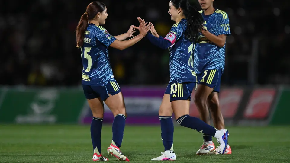 Jana Gutiérrez felicita a Scarlett Camberos por su gol contra Juárez | IMAGO 7
