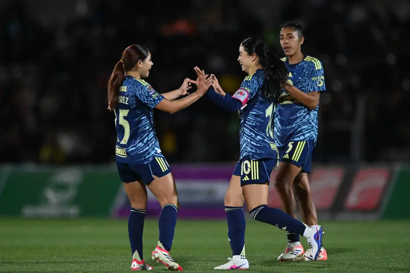 Jana Gutiérrez felicita a Scarlett Camberos por su gol contra Juárez | IMAGO 7