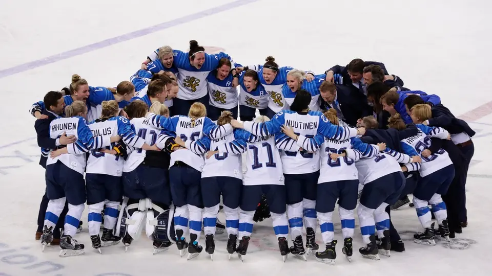 Jugadoras de Finlandia celebran el bronce obtenido en los Juegos Olímpicos de Invierno 2022 | AP