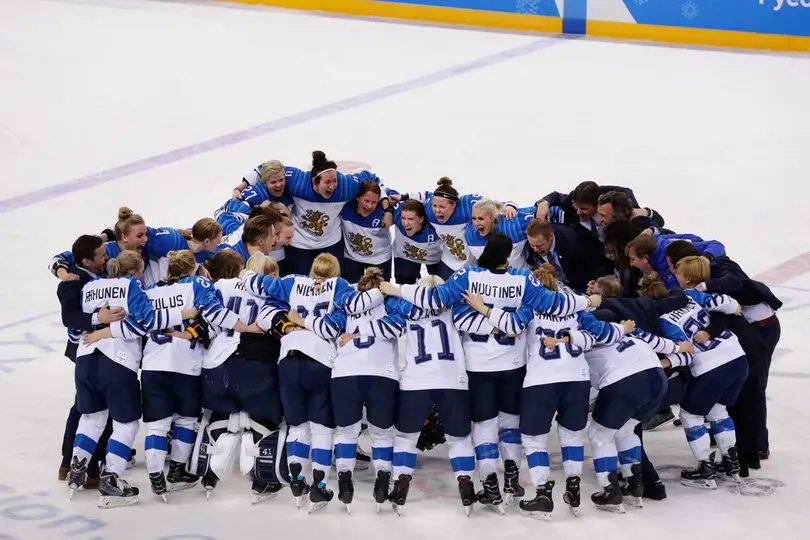 Jugadoras de Finlandia celebran el bronce obtenido en los Juegos Olímpicos de Invierno 2022 | AP