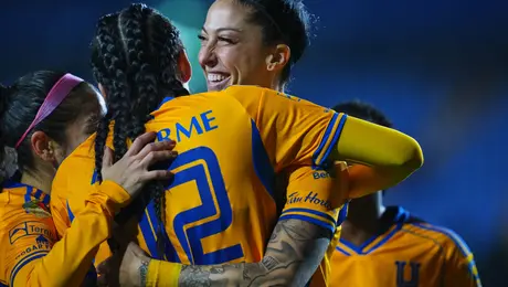 Tigres Femenil le pasa por encima a Gallos Blancos de Querétaro y se acerca al liderato