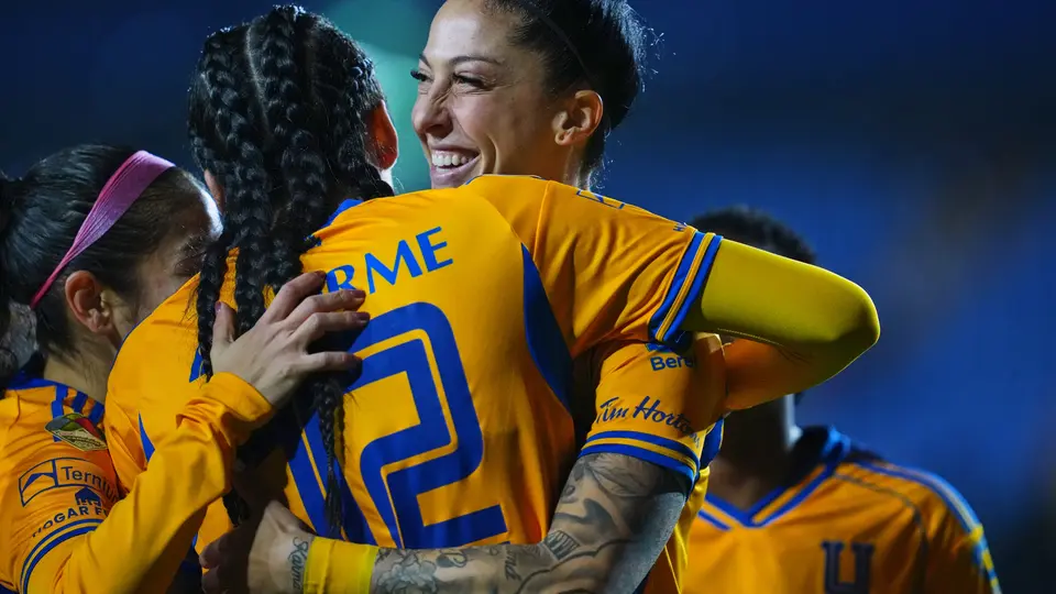 Tigres Femenil le pasa por encima a Gallos Blancos de Querétaro y se acerca al liderato